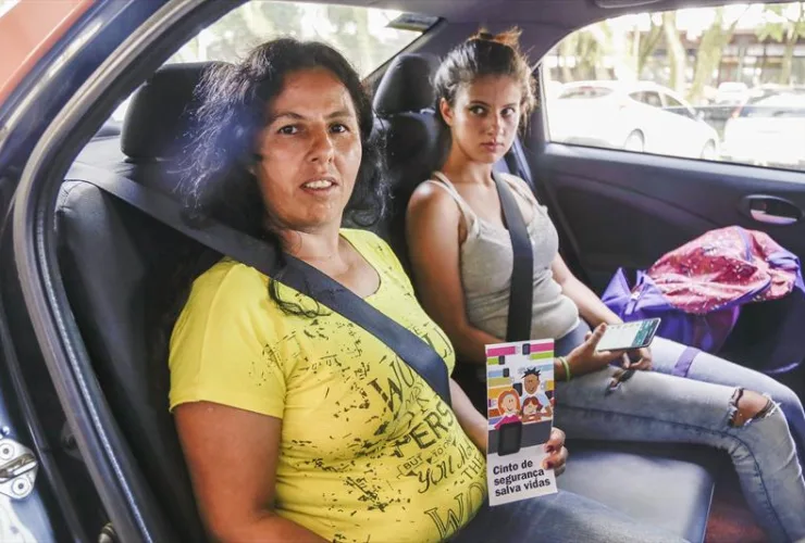 Passageiros também precisam usar o cinto de segurança no táxi