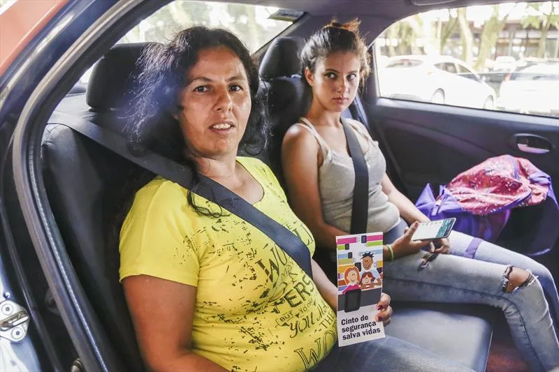 Passageiros também precisam usar o cinto de segurança no táxi