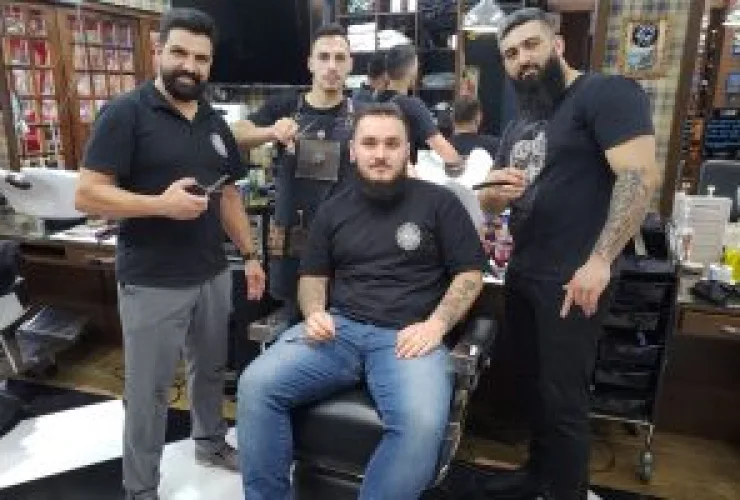 “Fade” dominou barbearias: cortes de cabelo masculinos mais arejados são tendência neste verão