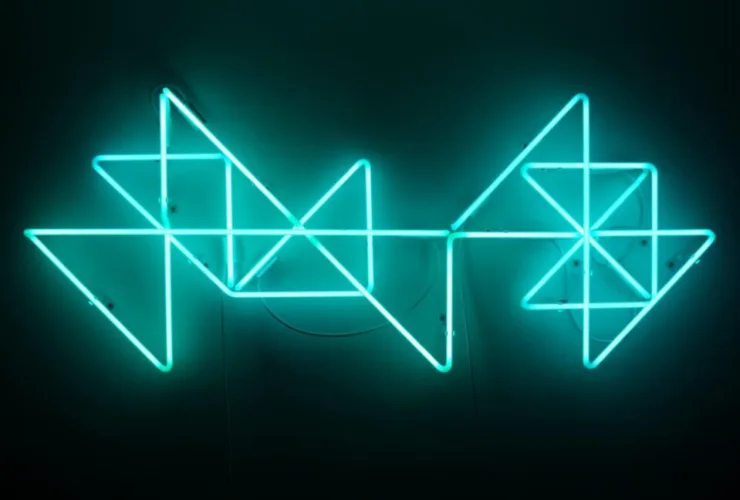 Obras com luzes neon ocupam a SOMA Galeria na exposição de Ale Mazzarolo