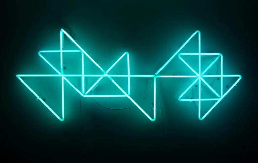 Obras com luzes neon ocupam a SOMA Galeria na exposição de Ale Mazzarolo