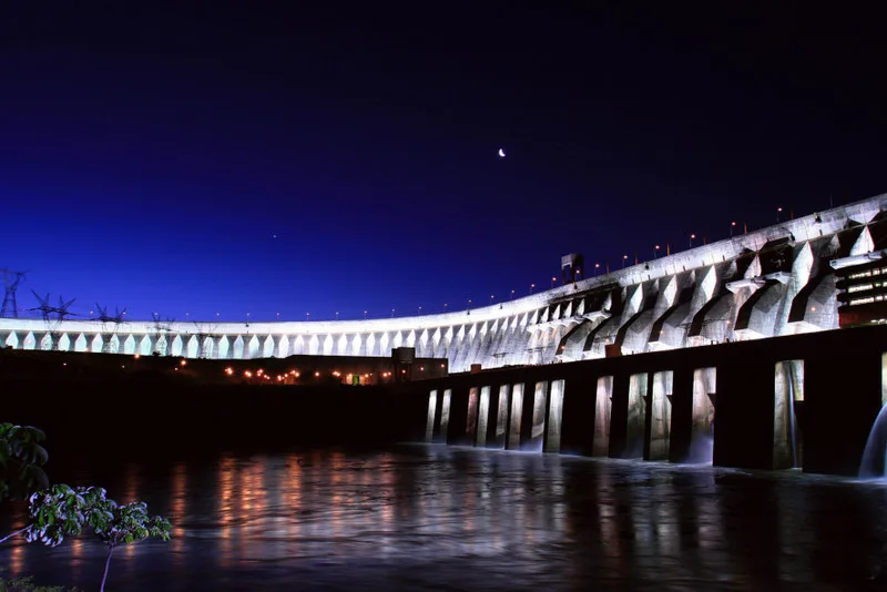 Turistas poderão acompanhar desligamento de luzes ornamentais de Itaipu durante a Hora do Planeta