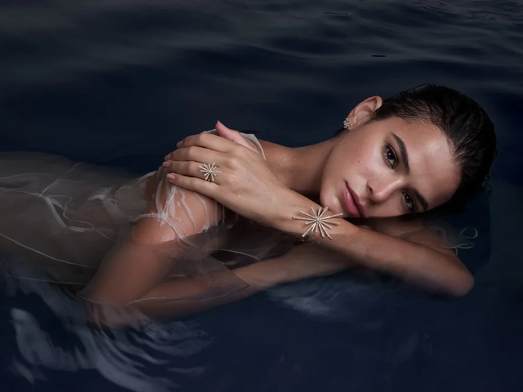 Bruna Marquezine mergulha no primeiro ensaio como estrela da joalheria HStern