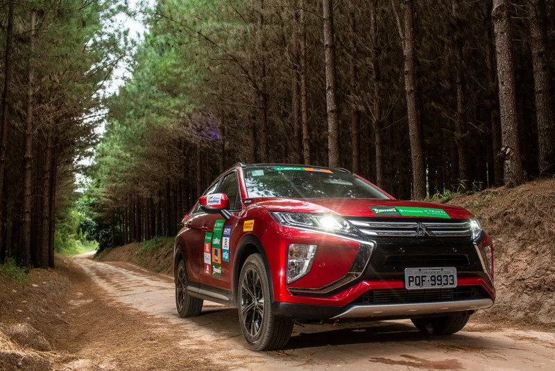 Crianças e adultos se divertem em rios, trilhas e estradas de Curitiba no Mitsubishi Outdoor