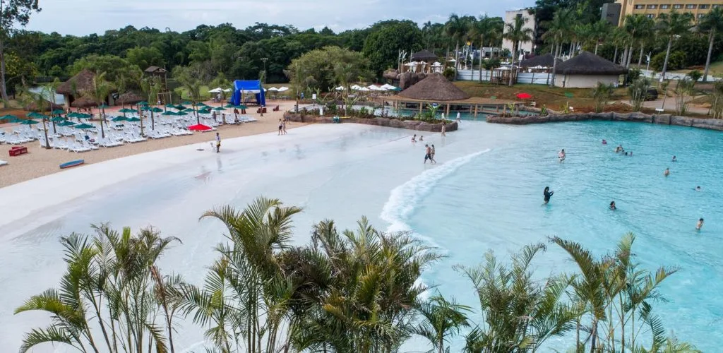 Blue Park, localizado em Foz do Iguaçu, conta com alta tecnologia para a formação de ondas na água