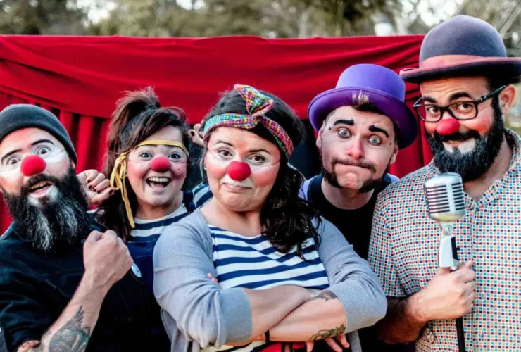 Trupe de palhaços anima Ônibus da Cultura em Fazenda Rio Grande