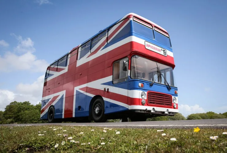 O ônibus original do filme Spice World pode ser alugado pelo Airbnb