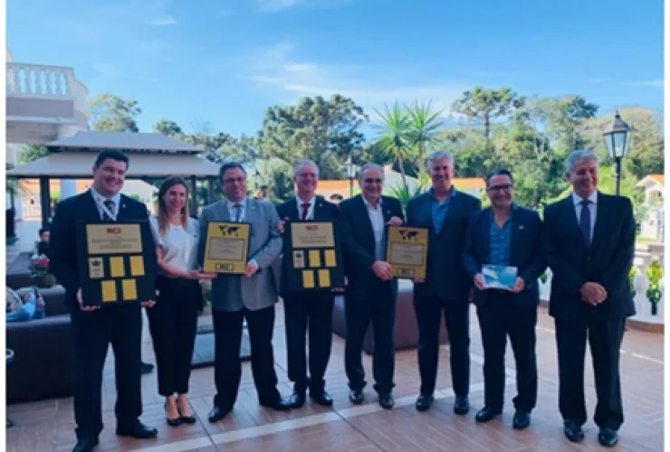 Rede Bourbon recebe placas de afiliação da RCI em evento de turismo compartilhado