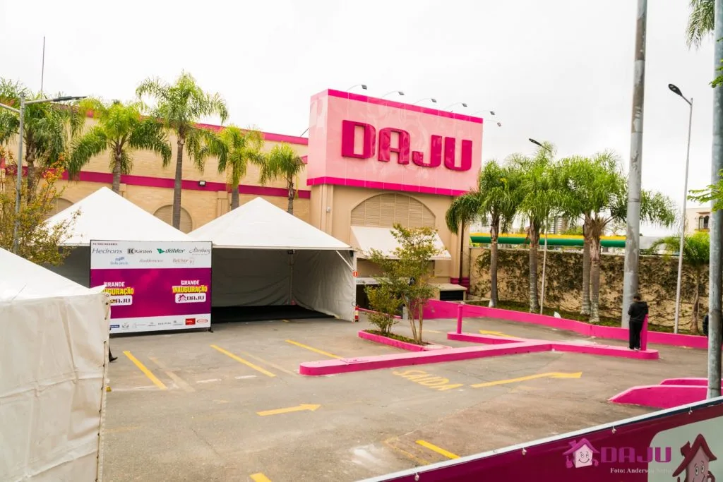 Liquidação Etiqueta Rosa DAJU traz descontos de até 60%