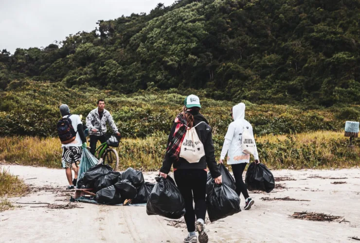 Davines e Parceiros do Mar promovem mutirão de limpeza em praia do Paraná