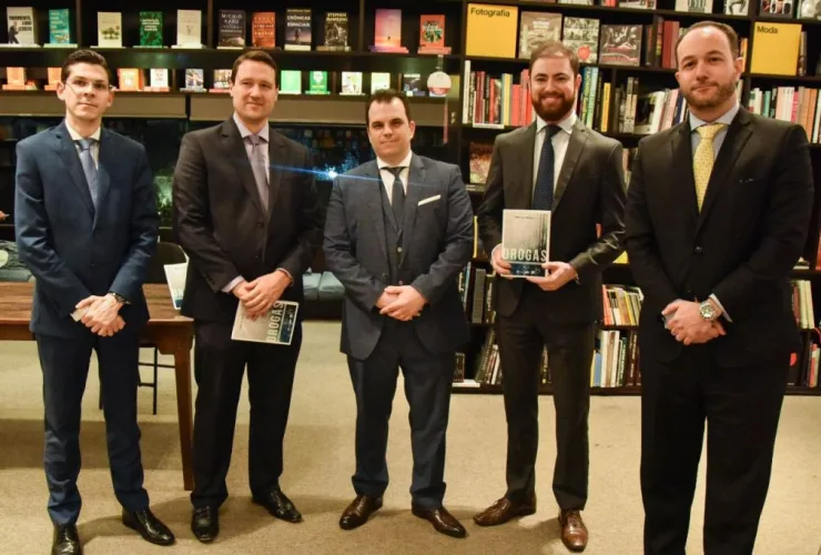 Advogado analisa em livro modelo proibicionista de repressão às drogas e traça rumos alternativos