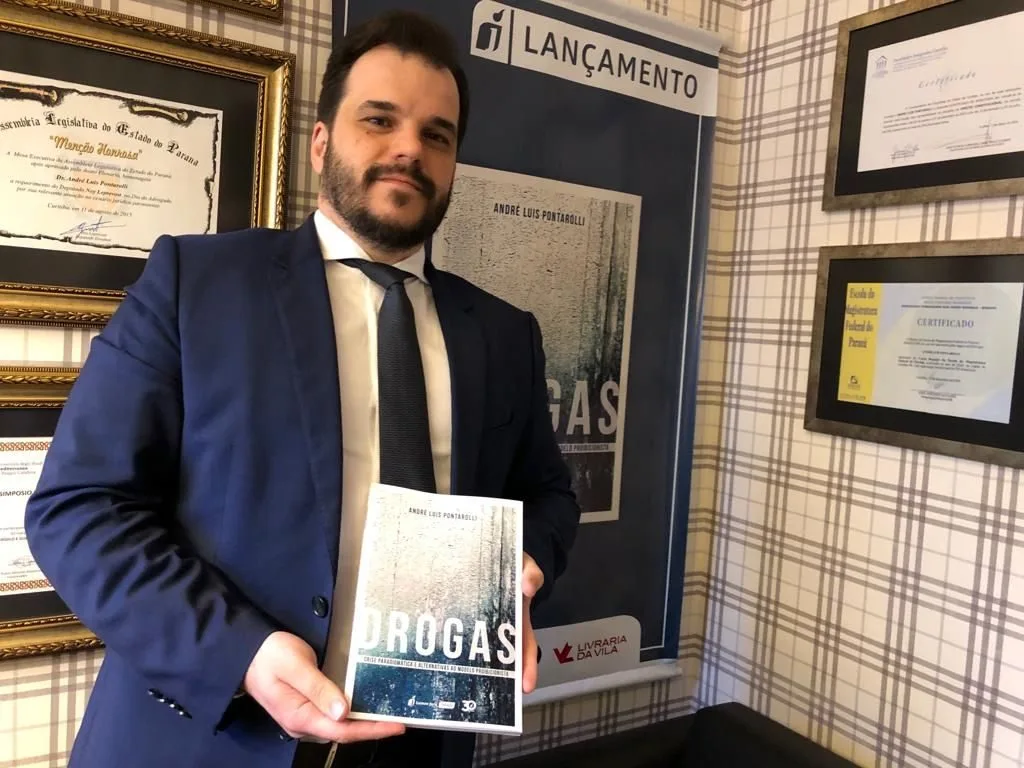 Professor lança livro sobre modelo proibicionista de repressão às drogas e rumos alternativos