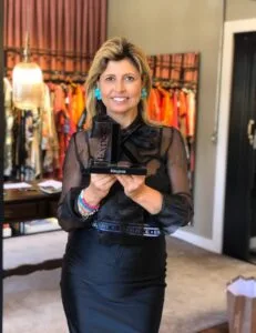 Hair stylist Isabel Cristina renova certificação como embaixadora da Kérastase