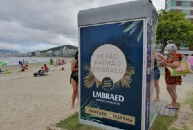 Praias em SC recebem sistema de ducha alimentado por energia solar