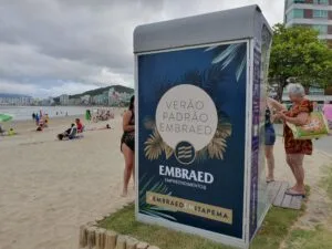 Praias em SC recebem sistema de ducha alimentado por energia solar