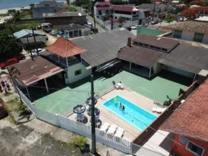 Nova hospedaria em Guaratuba une vista para o mar com esportes náuticos