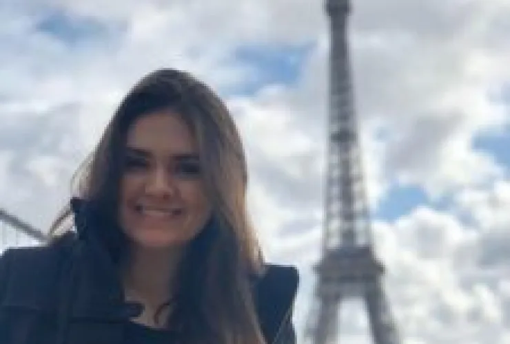Publicitária curitibana que defende mestrado na França fala sobre Podcast