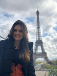 Publicitária curitibana que defende mestrado na França fala sobre Podcast
