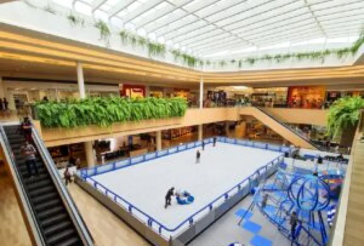 Neve em Curitiba? Jockey Plaza Shopping recebe a maior pista de patinação no gelo da cidade