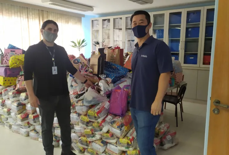 Shopping entrega cestas básicas, ração e roupas a ONGs