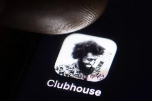 Clubhouse: falha de segurança permitiu transmitir áudios fora da plataforma