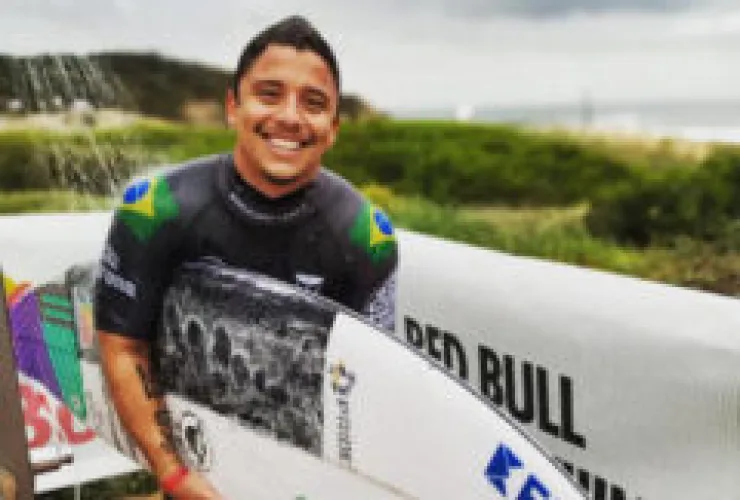 Atleta paranaense Peterson Crisanto evolui para mais uma etapa do Circuito Mundial de Surf