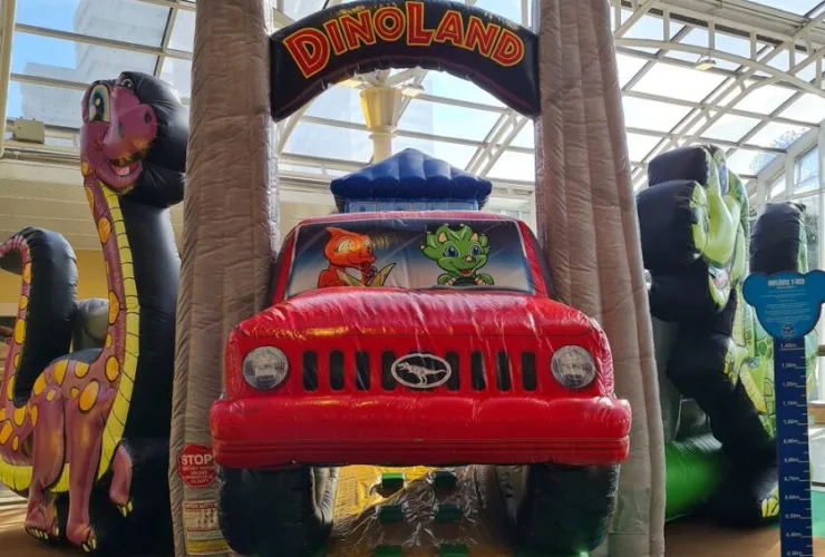 Parque Dino’s Towers continua em Curitiba nos últimos dias de férias escolares