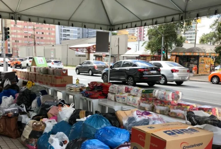 Prefeitura e shopping arrecadam mais de 1.400 peças de roupas e 200 quilos de alimento