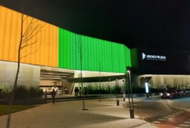 Fachada verde e amarela e descontos de até 70% no Jockey Plaza Shopping