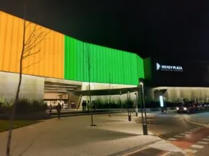 Fachada verde e amarela e descontos de até 70% no Jockey Plaza Shopping
