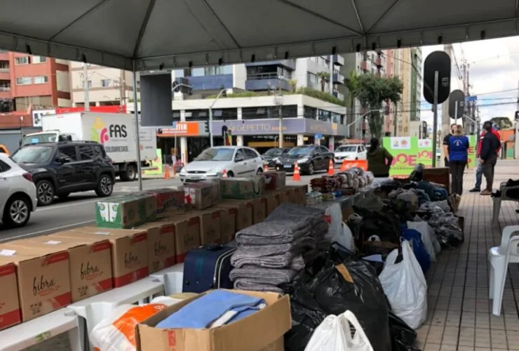 Shopping arrecada alimentos e roupas em drive thru solidário dia 18/09
