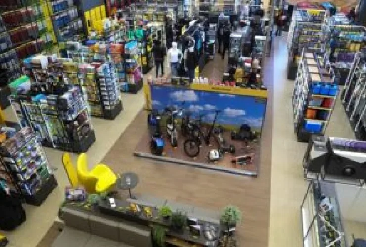 Novo conceito de loja une autocenter, moda e brinquedos relacionados a veículos e automobilismo