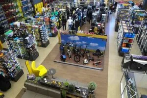 Novo conceito de loja une autocenter, moda e brinquedos relacionados a veículos e automobilismo