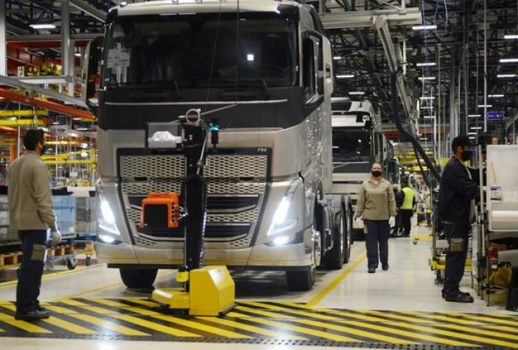 Volvo inicia produção em série dos novos caminhões FH, FM e FMX no Brasil