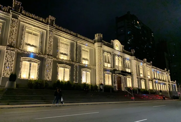 Shopping Curitiba inaugura decoração de Natal no sábado (30); fachada já está iluminada