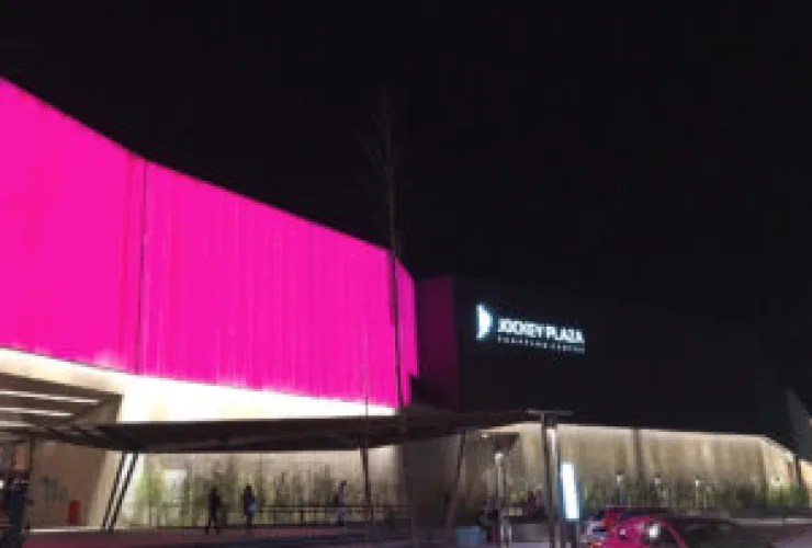 Com fachada cor-de-rosa durante todo o mês de outubro, Jockey Plaza Shopping recebe ações em prol do Outubro Rosa