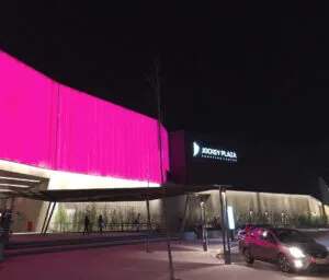 Com fachada cor-de-rosa durante todo o mês de outubro, Jockey Plaza Shopping recebe ações em prol do Outubro Rosa