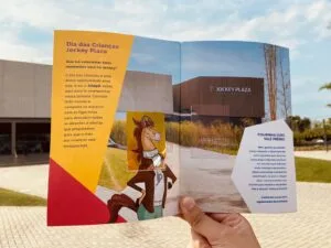 Álbum de figurinhas, muita diversão e catálogo virtual comemoram o Dia das Crianças no Jockey Plaza Shopping