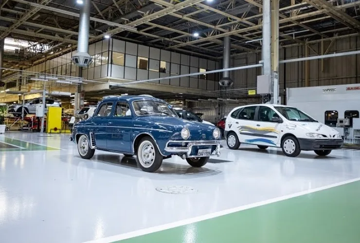 Renault realiza exposição de veículos históricos da marca no complexo Industrial Ayrton Senna