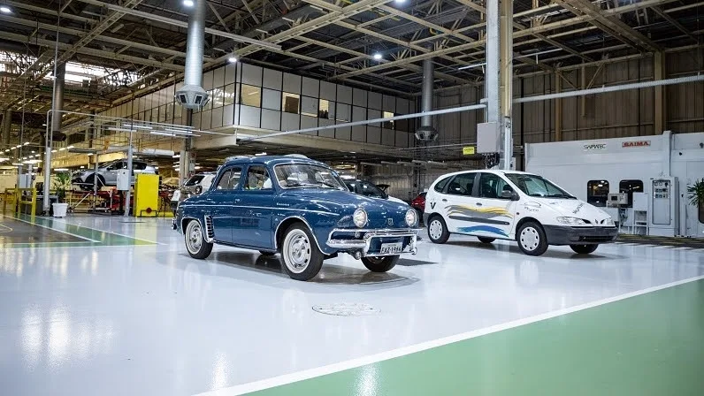 Renault realiza exposição de veículos históricos da marca no complexo Industrial Ayrton Senna