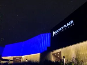 Jockey Plaza Shopping colore sua fachada em prol do Novembro Azul