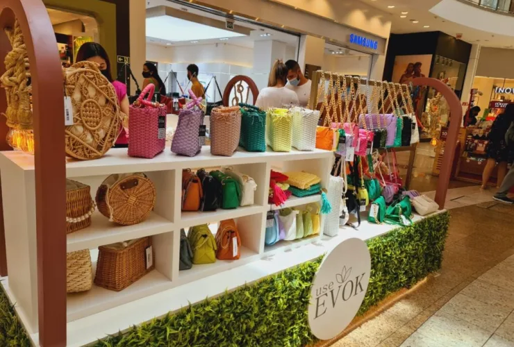 Marca curitibana abre quiosque com mais de 100 modelos de bolsas