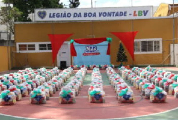 Com a entrega de cestas de alimentos, LBV garante um Natal melhor para 200 famílias no bairro Boqueirão
