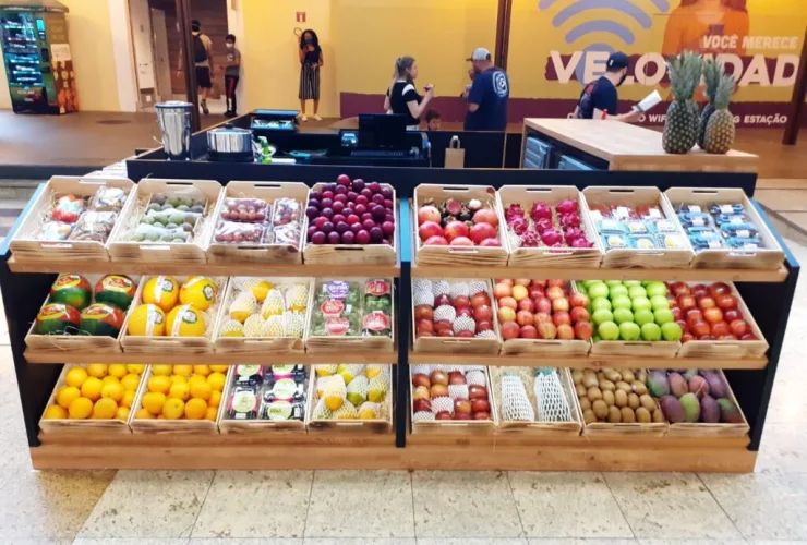 Empório vende frutas dentro de shopping em Curitiba