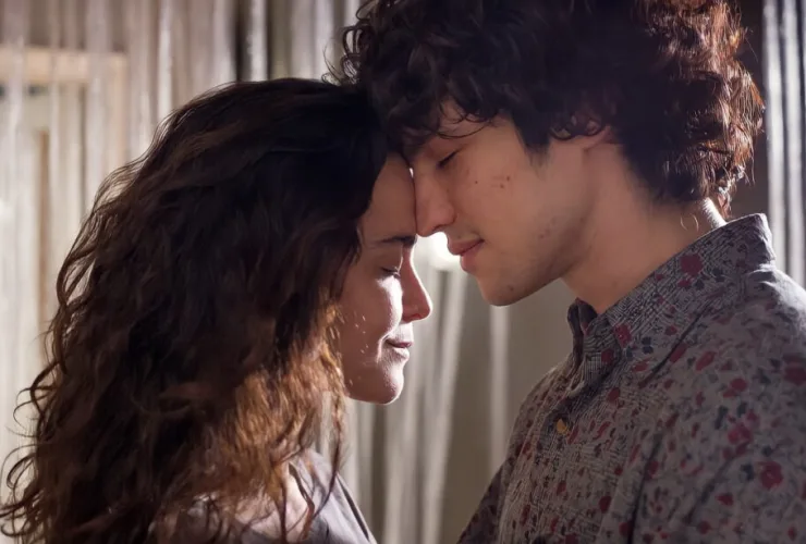 “Eduardo &amp; Mônica”, com Gabriel Leone e Alice Braga, acaba de estrear no cinema do Shopping Estação