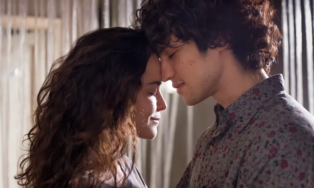 “Eduardo &amp; Mônica”, com Gabriel Leone e Alice Braga, acaba de estrear no cinema do Shopping Estação