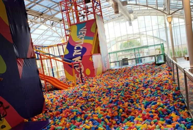 Shopping Estação recebe atração infantil com mais de 400 mil espumas geométricas