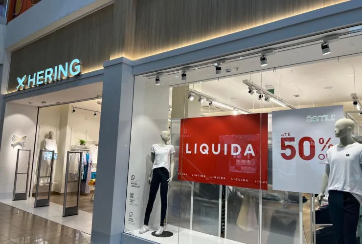 Lojas fazem liquidações e dão descontos de até 60% nos produtos