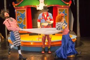 Magia do circo inspira espetáculo que retoma temporadas da Companhia dos Palhaços