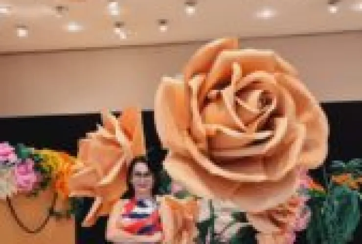Exposição de flores gigantes é atração no Shopping Crystal